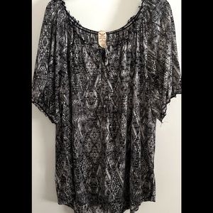 This very soft/lightweight top, a gathered scoop neck & 1/2 sleeves. Great cond